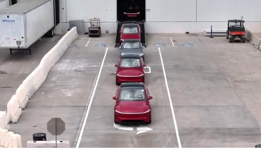 Tesla revoluciona com carros autônomos e agora entregam outros carros entre fábricas Tesla revoluciona com carros autônomos