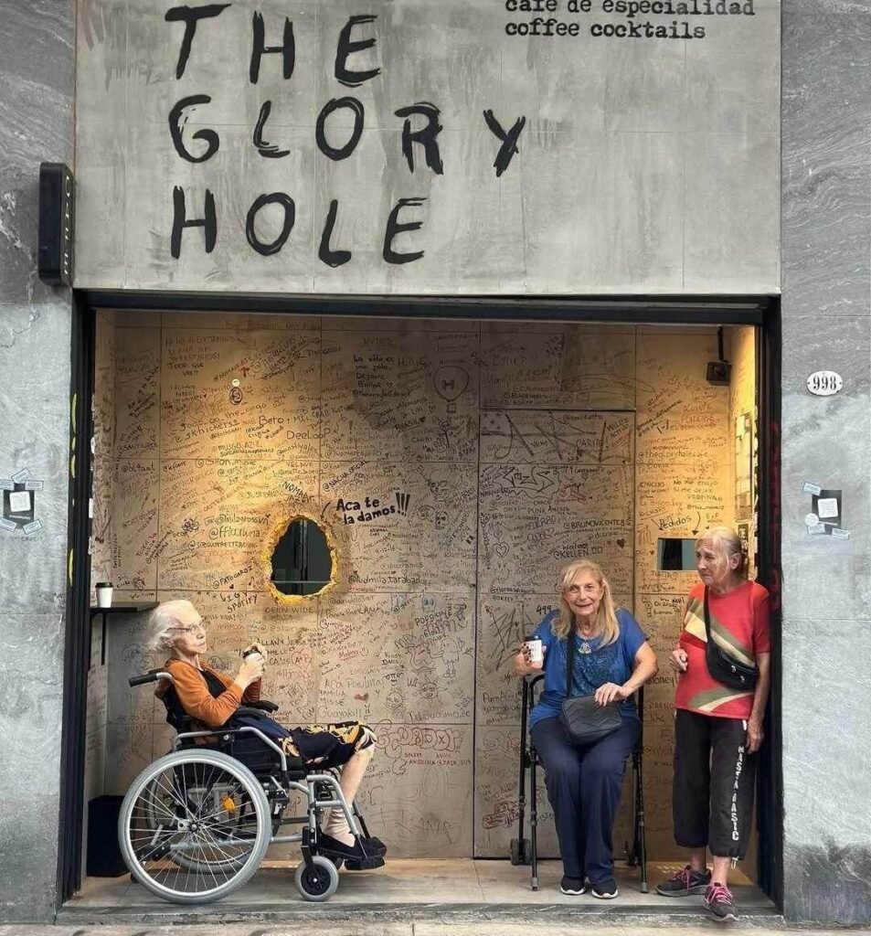A cafeteria que transforma um fetiche em experiência gastronômica Cafeteria Glory Hole