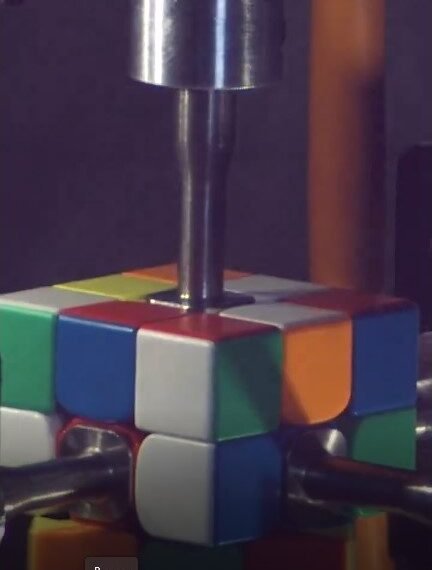 Robô resolve cubo magico/Imagem-crédito: Divulgação